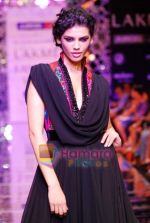 Model walks the ramp for Manish Malhotra Show at Lakme Winter fashion week day 4 on 20th Sept 2010 (68).JPG